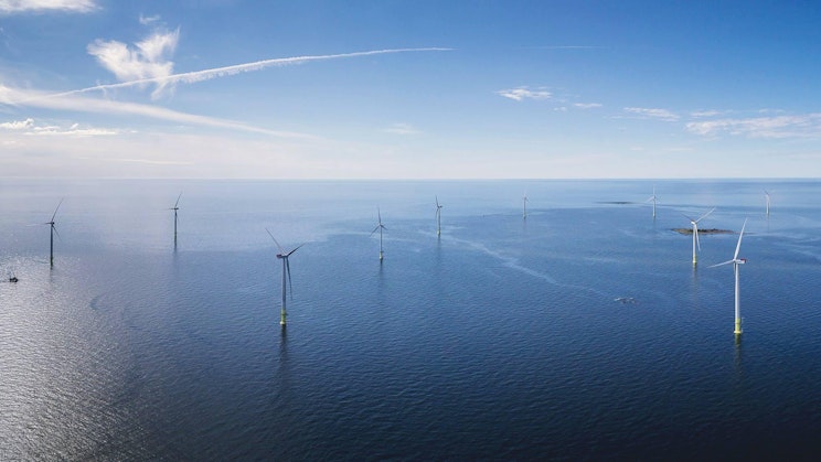 ryhmä tuulimyllyjä kellumassa meressä