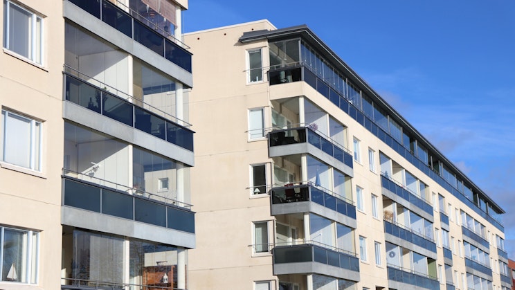 korkea rakennus, jossa on parvekkeet ja parvekkeet parvekkeilla