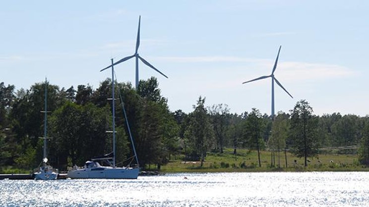 purjevene vesistössä tuuliturbiinien taustalla