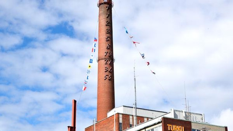 korkea tiilirakennus, jonka edessä on kyltti