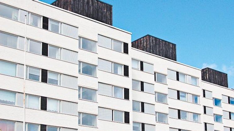 korkea valkoinen rakennus, jonka kyljessä on kello