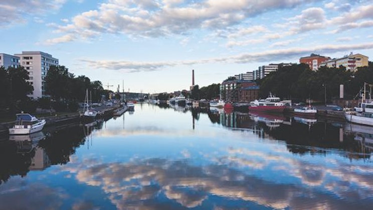 vesistö, jossa on veneitä