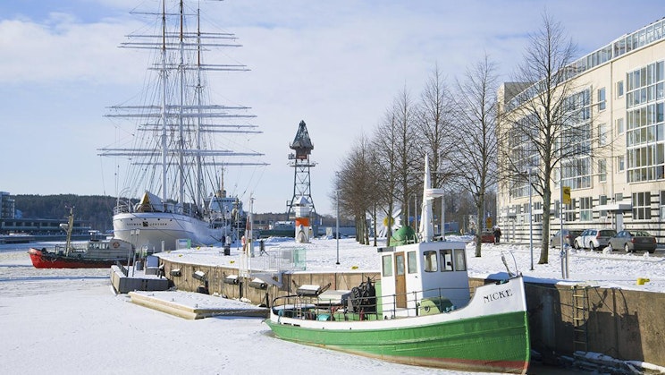 vihreä ja valkoinen vene on lumessa