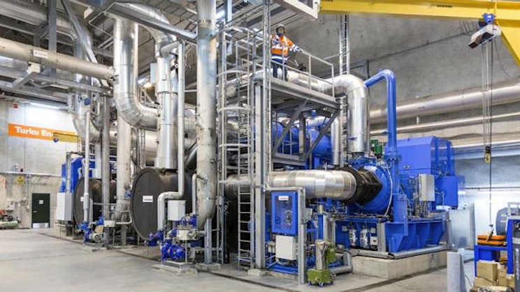 suuri teollisuusrakennus, jossa on putkia ja koneita