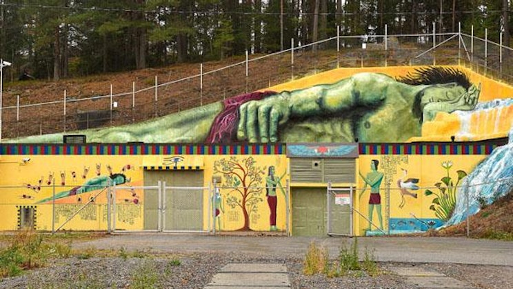 suuri seinämaalaus rakennuksen sivulla