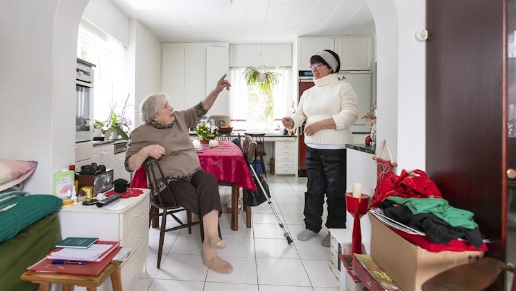 pari naista seisoo keittiössä vierekkäin