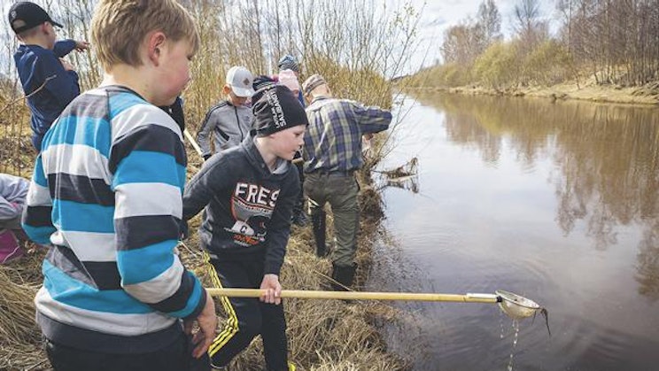 ryhmä ihmisiä seisomassa vesistön vieressä