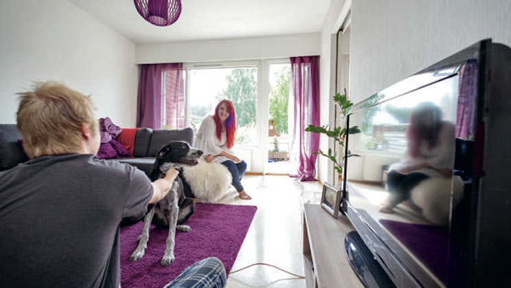 pari ihmistä, jotka istuvat sohvalla