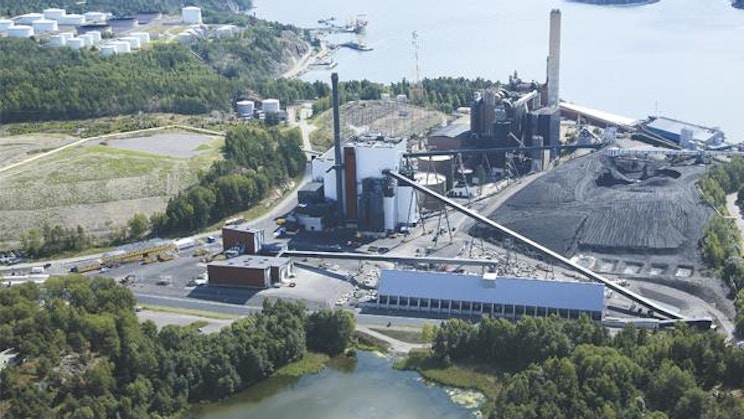 Ilmakuva tehtaasta lähellä vesistöä