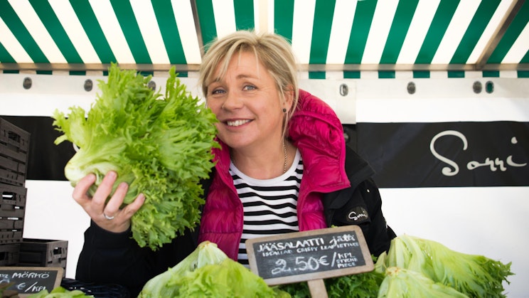 nainen pitelee salaatin päätä