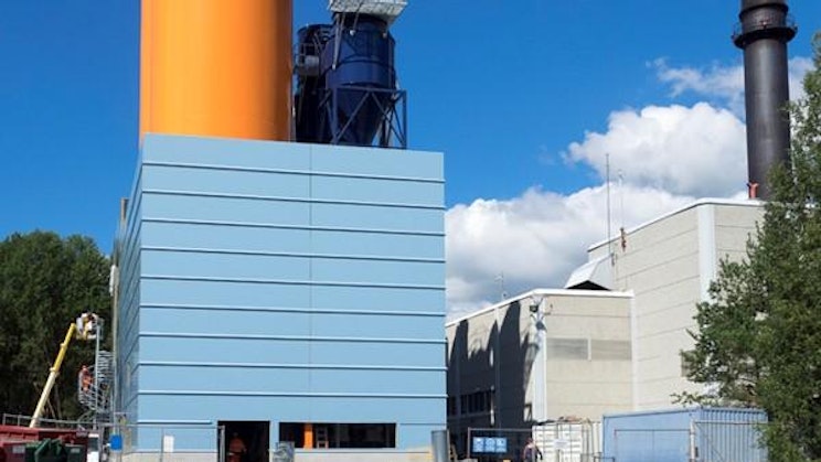 tehdasrakennus, jossa on suuri oranssi ja sininen torni