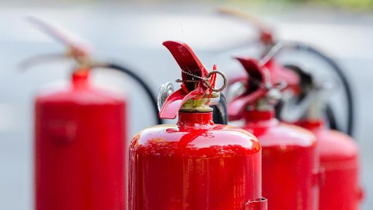 kolme punaista sammutinta vierekkäin