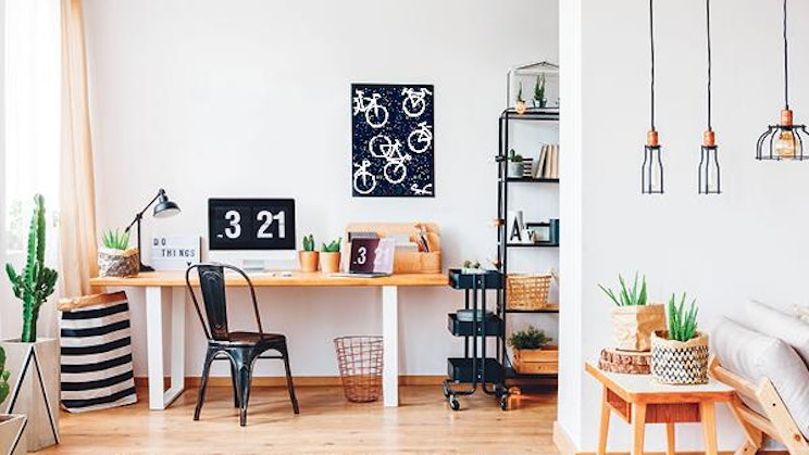 olohuone, jossa on sohva, kirjoituspöytä ja tuoli