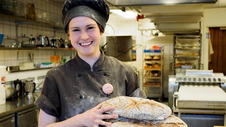 Taikinajuuren leipuri esittelee tuoreita leipiä leipomon tuotantotiloissa.