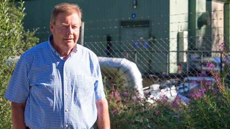 mies seisoo aidan edessä