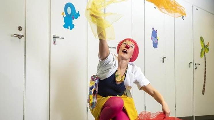 pukupukuinen nainen polvistuu lattialla