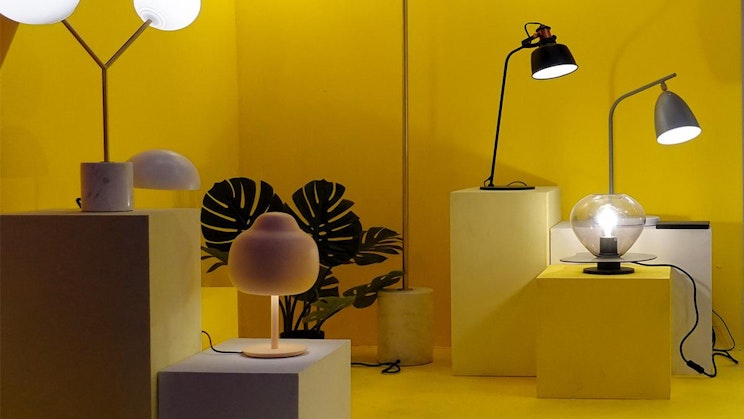 keltainen huone, jossa on kolme lamppua ja pöytälamppu