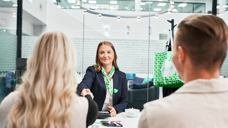 nainen on pöydässä puhumassa miehen kanssa