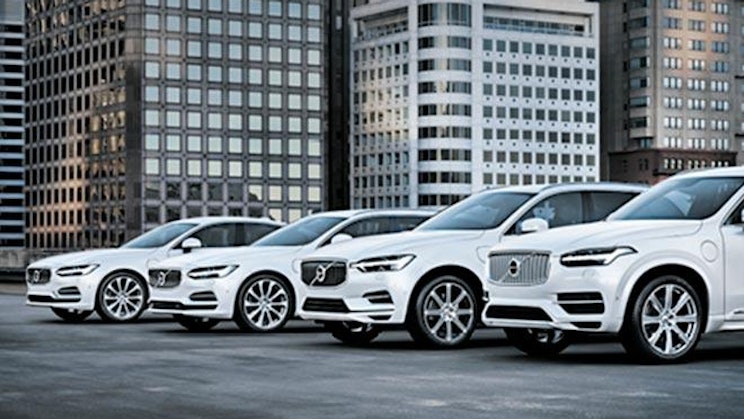 rivi valkoisia autoja pysäköitynä korkeiden rakennusten eteen