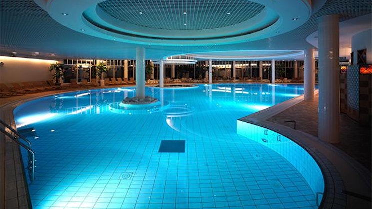 suuri sisäuima-allas, jossa on pyöreä katto