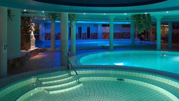 suuri sisäuima-allas, jota ympäröivät pylväät