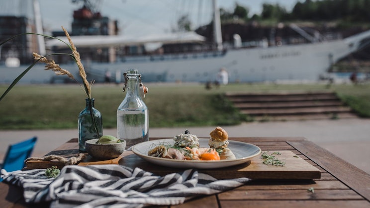 ruokalautanen puupöydällä