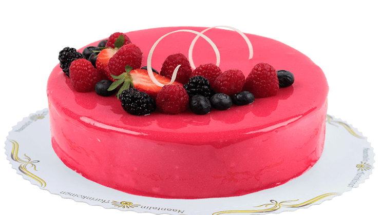 vaaleanpunainen kakku, jonka päällä on marjoja ja mustikoita