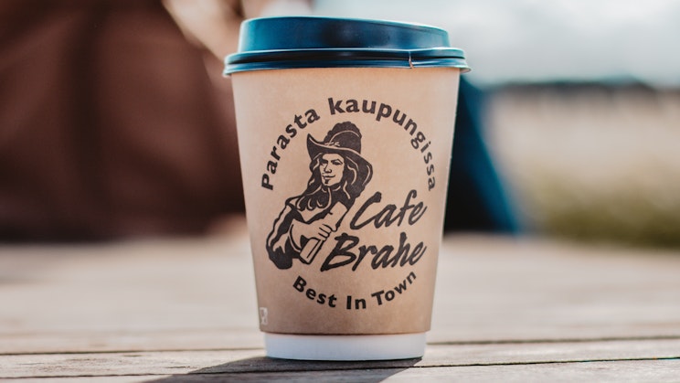 kuppi kahvia puisen pöydän päällä