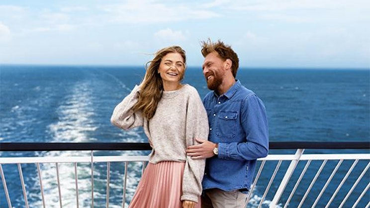 mies ja nainen seisovat risteilyaluksella