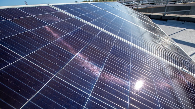 aurinkopaneeli rakennuksen katolla