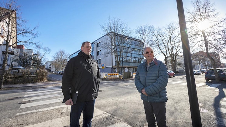 kaksi miestä seisomassa tien reunassa