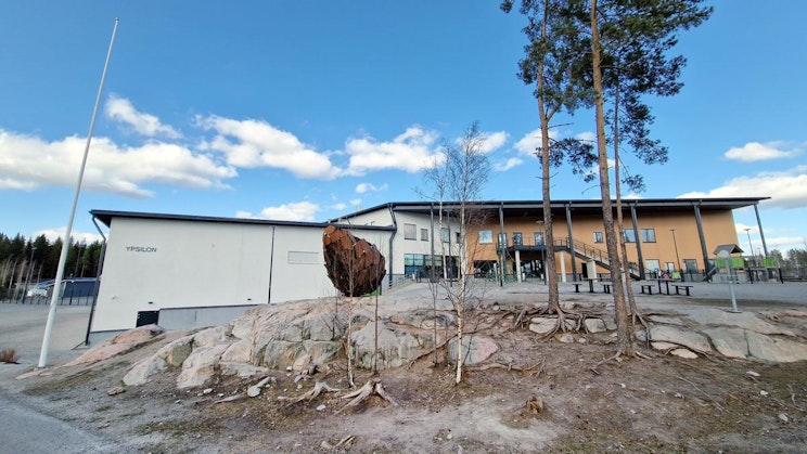 suuri eläin seisoo likakasan päällä