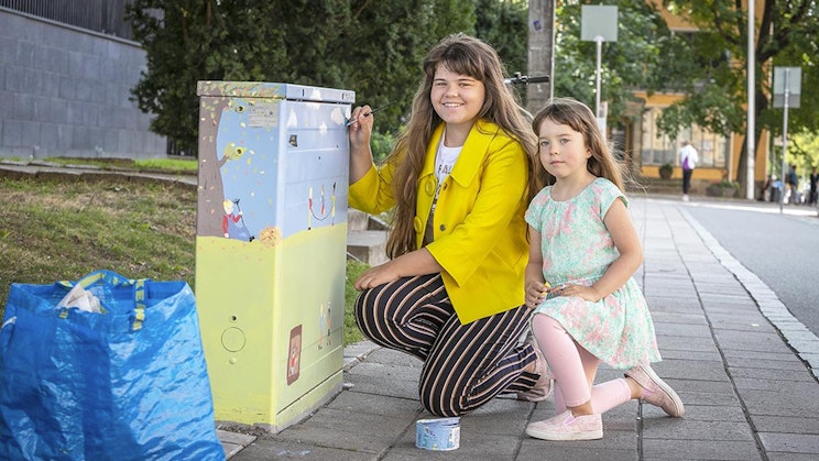 Taidesähkökaapin maalausta Hämeenkadulla.