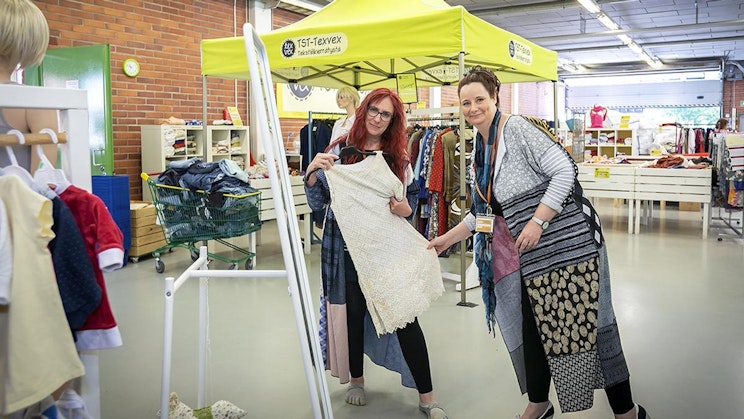 pari naista seisoo vierekkäin