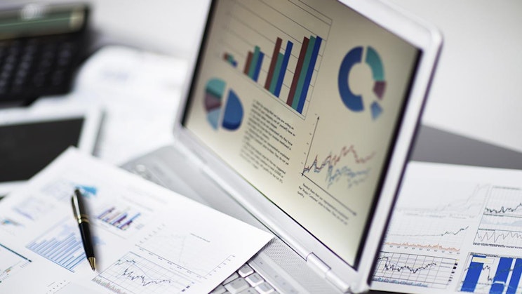 kannettava tietokone pöydän päällä