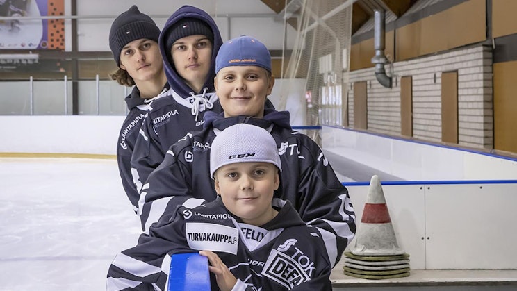 ryhmä ihmisiä seisoo vierekkäin jääradalla