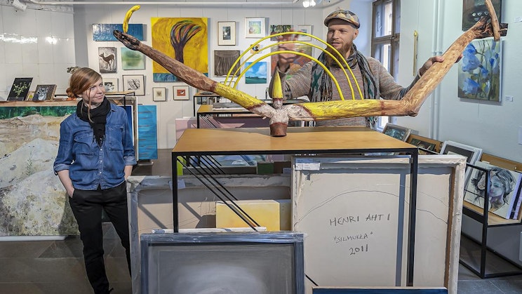 mies ja nainen katsovat veistosta