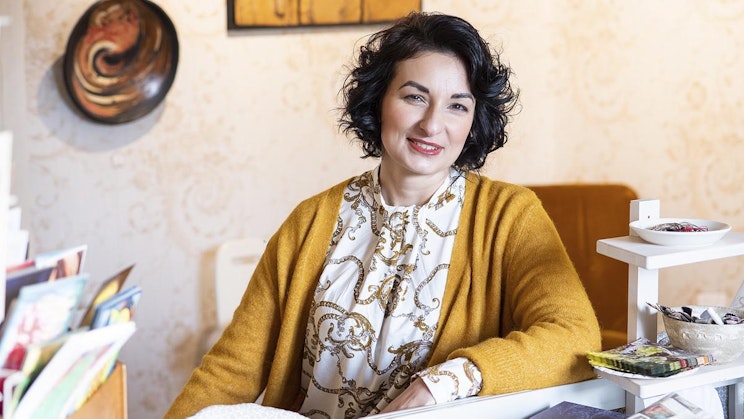 nainen on pöydän ääressä huoneessa