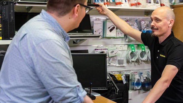 Asiakas käymässä DigiAuran liikkeessä.