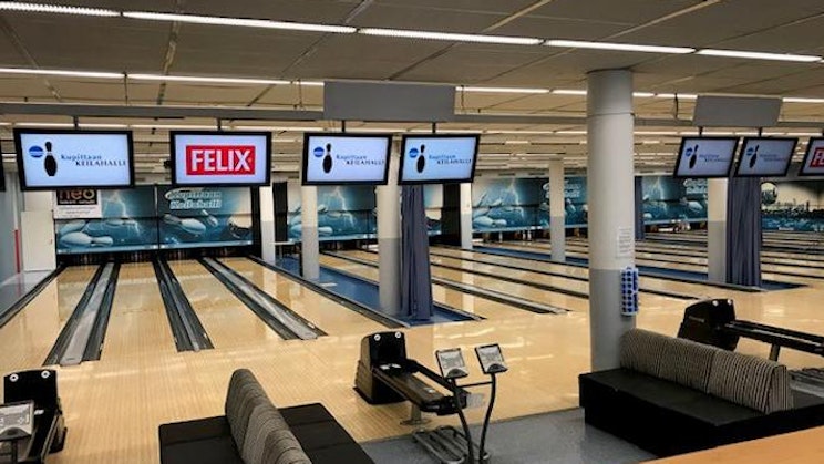 keilahalli täynnä paljon keilapalloja