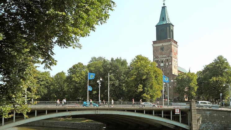 silta, jonka taustalla on kellotorni