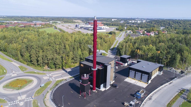 ilmakuva rakennuksesta, jossa on punainen savupiippu