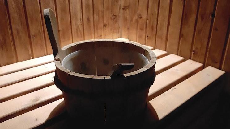 Saunakiulu ja -kauha.