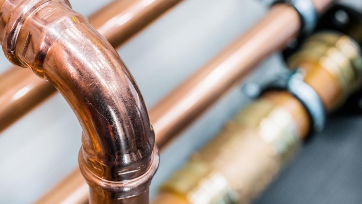 lähikuva kuparinvärisestä putkesta