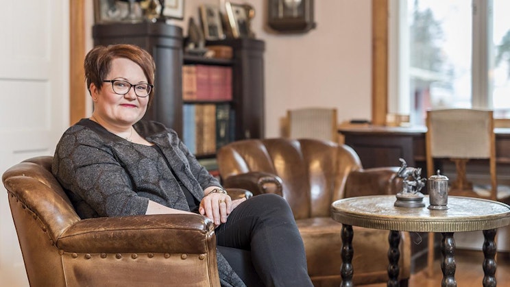 nainen on tuolilla olohuoneessa