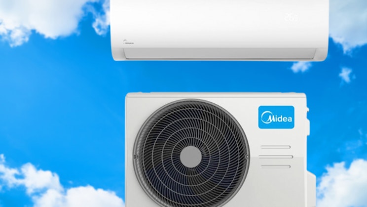 valkoinen ilmastointilaite on sinisen taivaan päällä