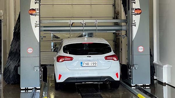 Auto on ajettu autopesulaan.