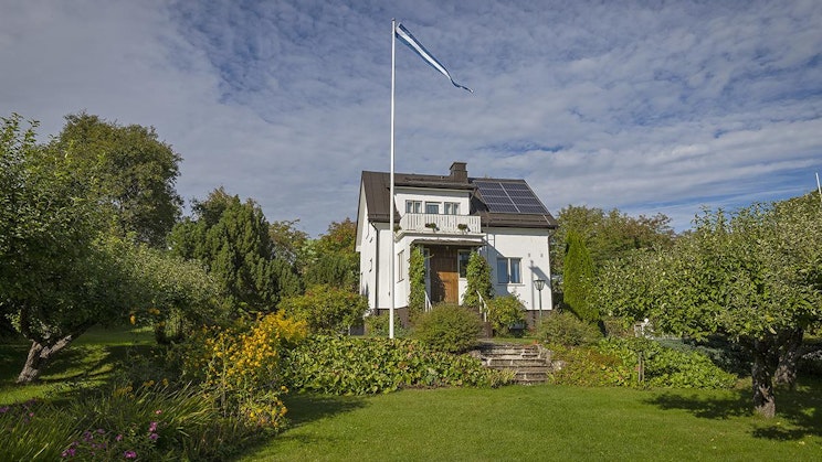 valkoinen talo, jonka päällä on lippu