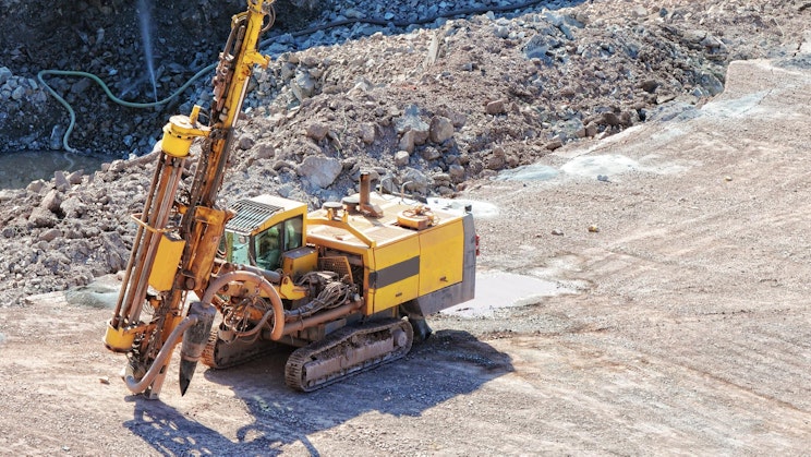 Työkone soraisella työmaalla.