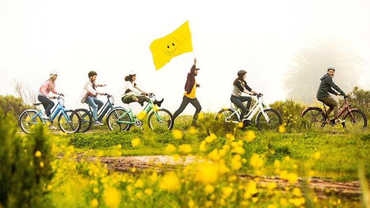 ryhmä ihmisiä pyöräilemässä pellolla